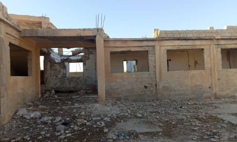 مدرسة دكيلة الشمالية الابتدائية في ريف حماة الشرقي بعد تعرضها لدمار جزئي ونهب كامل لتجهيزاتها - 14 أيلول 2026 (عنب بلدي/عدي الحاج حسين)