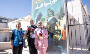 لاجئتان سوريتان تقفان إلى جانب موظفية في المفوضية السامة لشؤون اللاجئين - 24 أيلول 2026 (مفوضية الأمم المتحدة لشؤون اللاجئين)