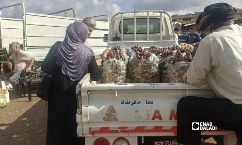 مواطنون يشترون الباذنجان من سوق الهال في مدينة طفس في ريف درعا - 23 أيلول 2026 (عنب بلدي/ محجوب الحشيش)