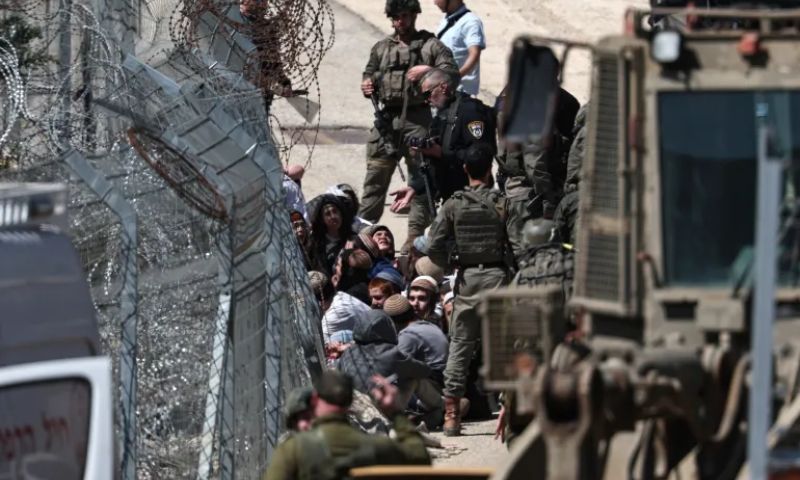 الجيش الإسرائيلي يوقف عددًا من المستوطنين الإسرائيليين بعد محاولتهم دخول الأراضي السورية - 14 تموز 2026 (الوكالة الأوروبية)