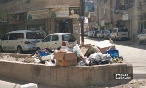 تراكم النفايات على أحد منصّفات وسط مدينة الحسكة – 13 أيلول 2026 (عنب بلدي)