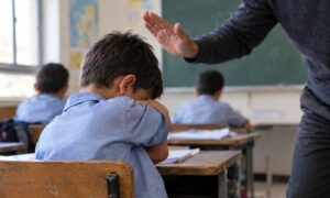 قد يستجيب الطفل للضرب بسرعة لكنه قد يتعلم بذلك الاستجابة خوفًا من العقوبة أكثر من فهم سبب السلوك المطلوب منه تغييره (عنب بلدي/مولّدة بالذكاء الاصطناعي)
