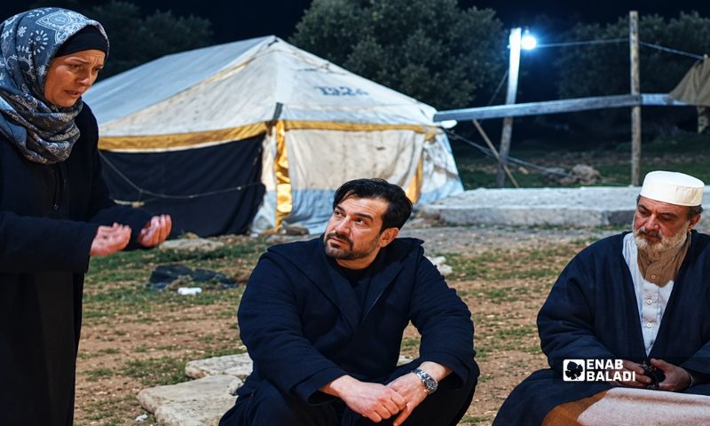 الفنانون ريم علي وفراس إبراهيم وجوان خضر في مشهد من فيلم "طريق العودة" - 23 أيلول 2026 (عنب بلدي/ أمير حقوق)
