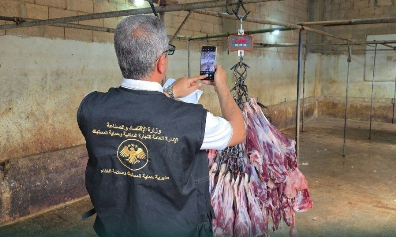 مديرية التجارة الداخلية وحماية المستهلك تضبط مسلخًا مخالفًا وتتلف لحومًا غير صالحة للاستهلاك في حماة - 12 آب 2026 (مديرية التجارة الداخلية وحماية المستهلك)