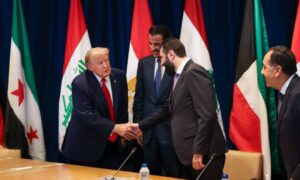 الرئيس السوري أحمد الشرع يصافح نظيره الأمريكي دونالد ترامب خلال مشاركته في اجتماع عقده الأخير مع عدد من قادة دول الشرق الأوسط - 22 أيلول 2026 (رئاسة الجمهورية العربية السورية)