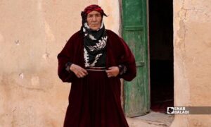 امرأة من ريف الحسكة الجنوبي ترتدي الزي التقليدي – 8 أيلول 2026 (عنب بلدي)