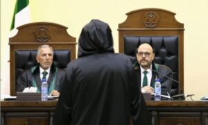 شاهد يخفي هويته خلال الإدلاء بشهادته أثناء الجلسة الثانية من محاكمة الفتي السابق أحمد حسون - 16 تموز 2026 (وزارة العدل/ لقطة شاشة)