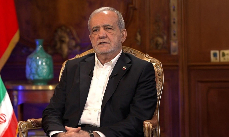 الرئيس الإيراني مسعود بزشكيان في مقابلة على قناة الجزيرة القطرية يتحدث عن القطيعة بين سوريا وإيران - 27 أيلول 2026 (الجزيرة)