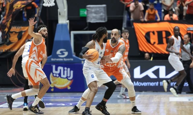 من مجريات اللقاء الذي جمع بين نادي الوحدة والكرامة في الدوري السوري لكرة السلة في صالة الفيحاء بدمشق - 20 تشرين الأول 2026 (الموقف الرياضي)
