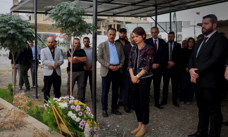 المديرة العامة لمنظمة حظر الأسلحة الكيماوية سابرينا دالافيور تجري زيارة إلى مقبرة ضحايا مجزرة الكيماوي التي ارتكبها نظام الأسد في مدينة زملكا بريف دمشق - 14 تشرين الأول 2026 (سانا)
