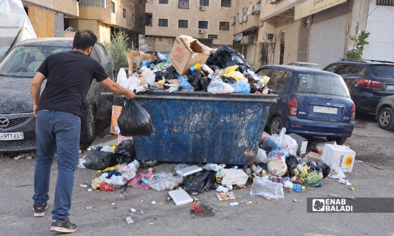 تراكم القمامة حول إحدى الحاويات في منطقة الصناعة بدمشق - 5 تشرين الأول 2026 (عنب بلدي)