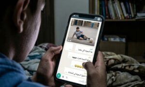يتجلى التنمر الهجين كعلاقة اختلال توازن تربط بين جانٍ يمارس الأذى لفرض سيطرته وضحية تعاني الخوف والعزلة وهنا يأتي دور الأسرة لحماية الأبناء وتقويم سلوكهم (عنب بلدي/مولّدة بالذكاء الاصطناعي)
