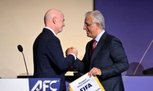 رئيس الاتحاد الآسيوي سلمان بن ابراهيم آل خليفة يصافح رئيس الفيفا جياني انفانتينو - 28 نيسان 2026 (رويترز)