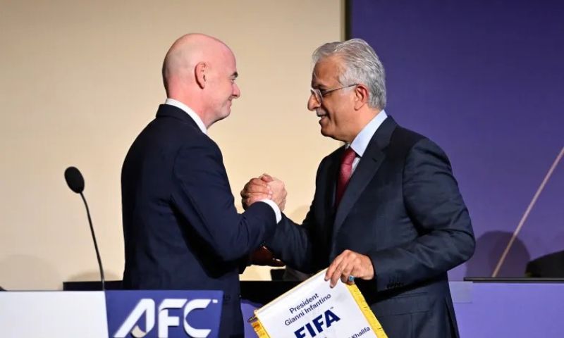 رئيس الاتحاد الآسيوي سلمان بن ابراهيم آل خليفة يصافح رئيس الفيفا جياني انفانتينو - 28 نيسان 2026 (رويترز)