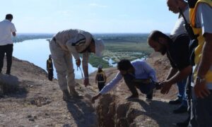 لجنة فنية مشتركة تجري كشفًا ميدانيًا في بلدة الباغوز بمحافظة دير الزور - 14 تشرين الأول 2026 (وزارة الطوارئ وإدارة الكوارث)