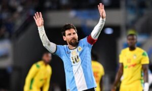 قائد المنتخب الأرجنتيني ليونيل ميسي يودّع الجماهير في مباراة اعتزاله بملعب المونيمانتال في العاصمة بيونس أيرس - 7 تشرين الأول 2026 (رويترز)