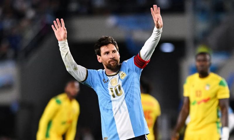 قائد المنتخب الأرجنتيني ليونيل ميسي يودّع الجماهير في مباراة اعتزاله بملعب المونيمانتال في العاصمة بيونس أيرس - 7 تشرين الأول 2026 (رويترز)