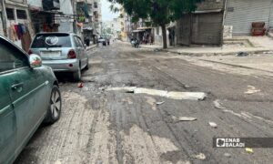 تنعكس مشكلات الصرف الصحي في حي الرمل الجنوبي باللاذقية على الحياة اليومية للسكان - 28 أيلول 2026 (عنب بلدي)
