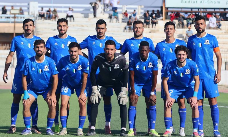 لاعبو نادي قامشلي سبورت يلتقطون صورة تذكارية قبل بداية مباراتهم مع نادي الكرامة في الملعب البلدي بمحافظة دير الزور - 24 تشرين الأول 2026 (نادي قامشلي سبورت)