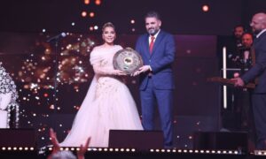 وزير الثقافة محمد ياسين الصالح يكرم الفنانة أصالة نصري خلال الحفل الغنائي الذي أحيته في صالة الفيحاء بدمشق - 17 أيلول 2026 (وزارة الثقافة)
