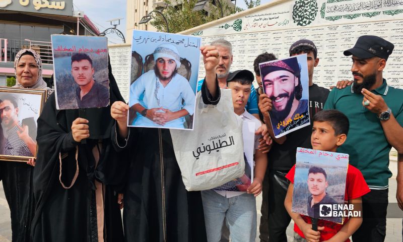 وقفة احتجاجية لأهالي المعتقلين في سجون العراق أمام السفارة العراقية في محافظة دمشق - 16 تشرين الأول 2026 (عنب بلدي/جاسم العبد الله)