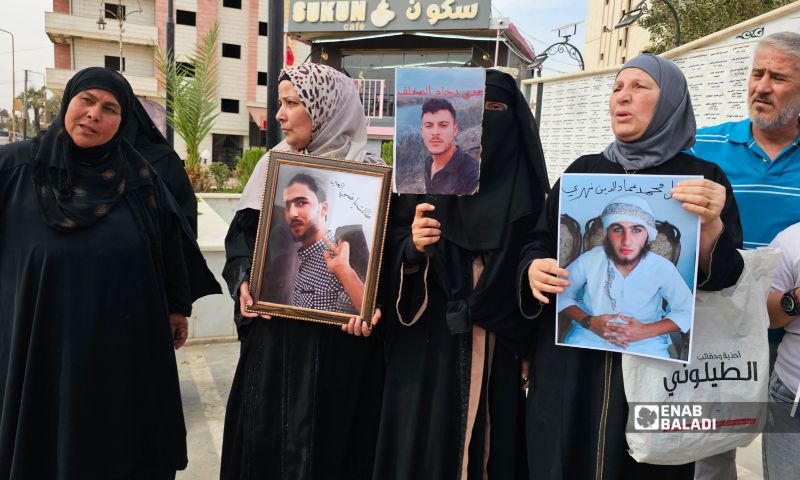 وقفة احتجاجية لأهالي المعتقلين في سجون العراق أمام السفارة العراقية في محافظة دمشق - 16 تشرين الأول 2026 (عنب بلدي/جاسم العبد الله)