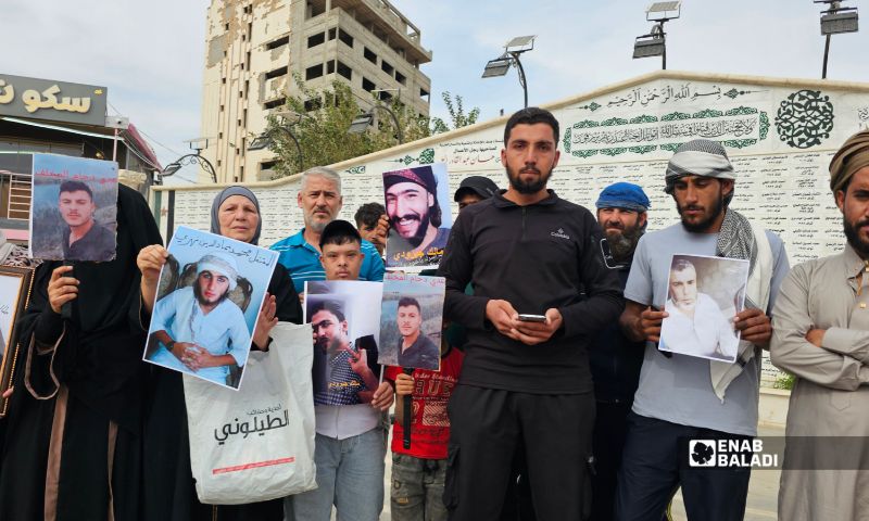 وقفة احتجاجية لأهالي المعتقلين في سجون العراق أمام السفارة العراقية في محافظة دمشق - 16 تشرين الأول 2026 (عنب بلدي/جاسم العبد الله)
