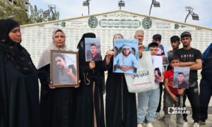 وقفة احتجاجية لأهالي المعتقلين في سجون العراق أمام السفارة العراقية في محافظة دمشق - 16 تشرين الأول 2026 (عنب بلدي/جاسم العبد الله)