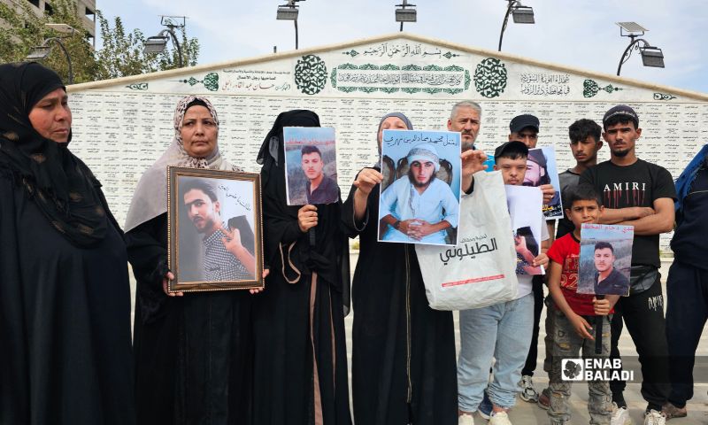 وقفة احتجاجية لأهالي المعتقلين في سجون العراق أمام السفارة العراقية في محافظة دمشق - 16 تشرين الأول 2026 (عنب بلدي/جاسم العبد الله)
