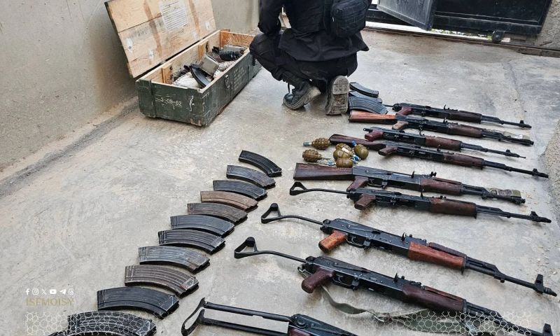 قوى الأمن الداخلي تعثر على مستودع سلاح في منزل محسن الهيمد المتزعم لخلية مسلحة بمنطقة الصنمين بريف درعا - 5 تشرين الأول 2026 (قوى الأمن الداخلي)