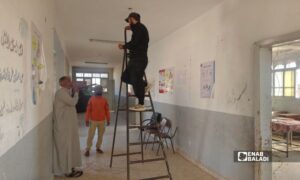 متطوعون يؤهلون مدرسة المنتزهه في بلدة الحمرات بريف الرقة الشرقي - 10 تشرين الاول 2026 (عنب بلدي/ أحمد الحمدي)