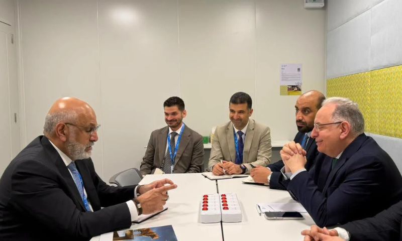 أثناء اجتماع وزير المالية السوري مع المدير التنفيذي للمجموعة العربية لدى البنك الدولي وبحث آفاق التعاون في بانكوك _ 17 تشرين الأول 2026 (وزارة المالية)