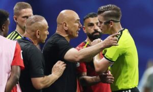 الحكم الفرنسي فرانسوا لوتيكسيه يرفع البطاقة الصفراء في وجه مدرب منتخب مصر حسام حسن في مباراة مصر أمام الأرجنتين في كأس العالم يوم 7 تموز 2026 (رويترز)