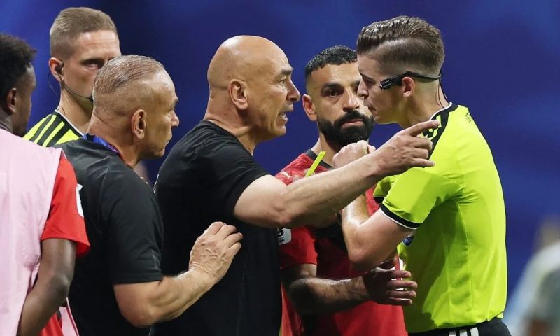 الحكم الفرنسي فرانسوا لوتيكسيه يرفع البطاقة الصفراء في وجه مدرب منتخب مصر حسام حسن في مباراة مصر أمام الأرجنتين في كأس العالم يوم 7 تموز 2026 (رويترز)
