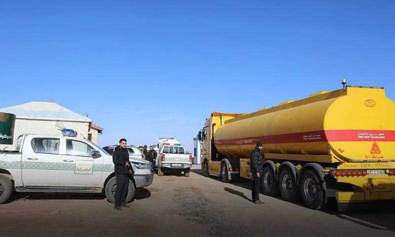 دخول أولى قوافل صهاريج الفيول العراقي إلى الأراضي السورية من خلال منفذ التنف الوليد الحدودي متجهة نحو مصفاة بانياس- 1 نيسان 2026 (وزارة الطاقة السورية)