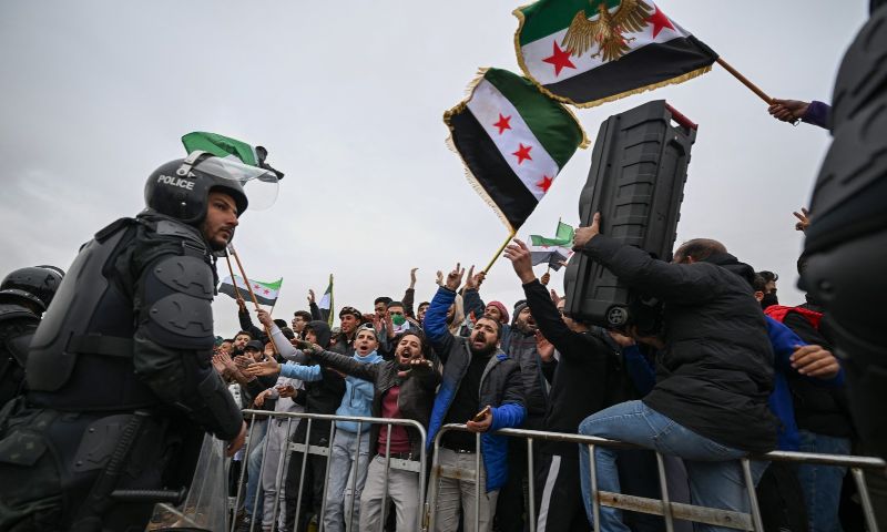 سوريون يحتفلون بمرور عام على سقوط النظام في دمشق - 8 كانون الأول 2025 (AFP)