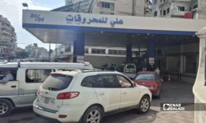 سيارات في محطة وقود بحي الشيخضاهر بمدينة اللاذقية- 13 تشرين الأول (عنب بلدي)