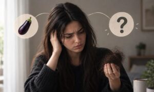 تساقط الشعر لا يرتبط دائمًا بتغير الفصول فقد يكون مؤشرًا على نقص عناصر غذائية أو اضطرابات هرمونية أو عوامل وراثية (عنب بلدي/مولّدة بالذكاء الاصطناعي)