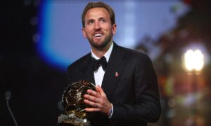 احتفال لاعب بايرن ميونيخ ومنتخب إنجترا هاري كين بفوزه بجائزة الكرة الذهبية للرجال- 26 تشرين الأول 2026 (رويترز)