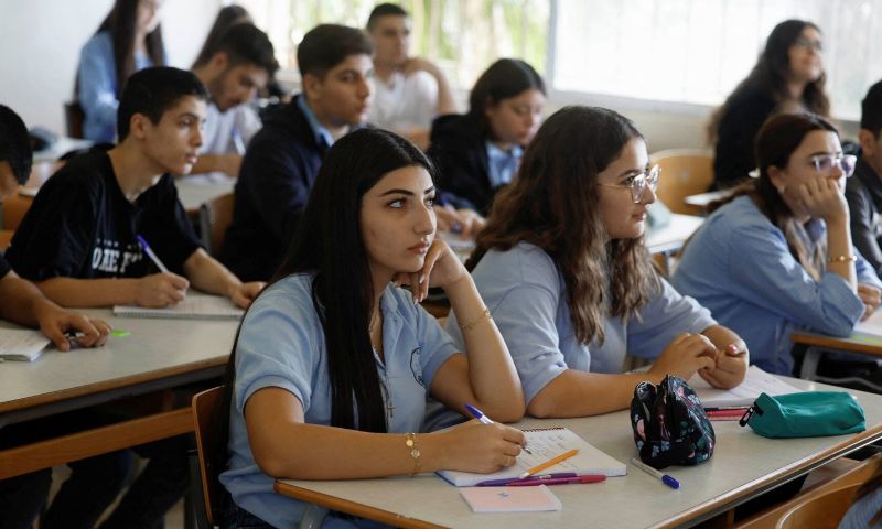 طلاب لبنانيون يحضرون دروسًا في مدرسة حكومية تستضيف نازحين في أحد مبانيها في عمشيت في لبنان، 11 تشرين الثاني 2024 (رويترز)