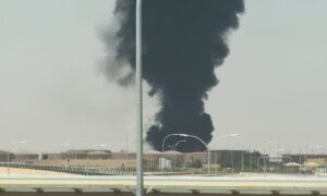 دخان يتصاعد من منطقة تخزين الوقود في مطار الملك خالد بالعاصمة السعودية الرياض - 19 أيلول 2026 (رويترز)