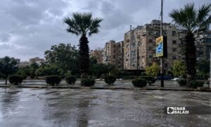 سيول من مياه الأمطار في الشارع الرئيسي عند نزلة الفيض بمدينة حلب- 1 تشرين الأول 2026 (عنب بلدي)