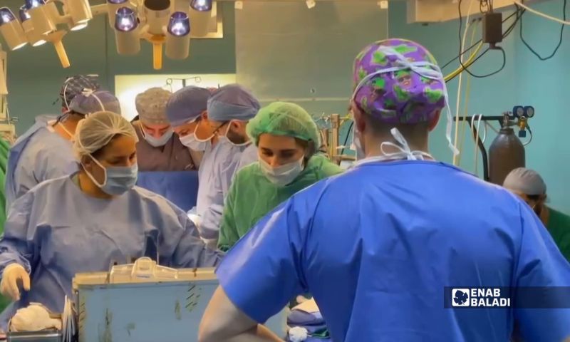 عملية جراحية تجريها بعثة اتحاد الأطباء والصيادلة السوريين في فرنسا - 6 تشرين الأول 2026 (عنب بلدي)