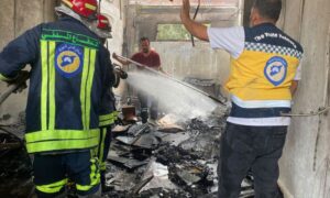 عناصر من الدفاع المدني يخمدون حريقًا داخل محل بيع أدوات الصيد في الضمير بريف دمشق - 2 تشرين الأول 2026 (الدفاع المدني السوري)