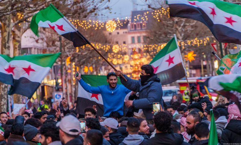 وصل ألمانيا أكثر من 900 ألف سوري منذ عام 2011 وحصل معظمهم على "الحماية الفرعية" (حق اللجوء لأسباب إنسانية)، والبعض الآخر على حق اللجوء السياسي (Andreas Arnold/dpa/picture alliance)