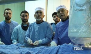 أطباء من حملة تعافي ينظرون إلى شاشة جهاز التنظير أثناء أجراء عمل جراحي في المشفى الجامعي بدمشق _ 13 تشرين الأول 2026 (عنب بلدي)