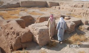 رجلان يتجولان في تل براك الأثري بريف الحسكة – 28 أيلول 2026 (عنب بلدي)
