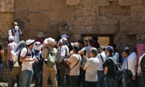 جولة ميدانية نظمتها وزارة السياحة مع عدد من السياح في بصرى الشام _ 24 تموز 2026 ( وزارة السياحة)