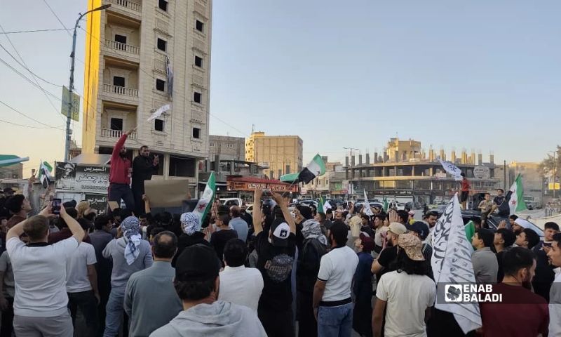 مظاهرات في مدينة الرقة تنديدًا بمقتل شاب سوري من ذوي الاحتياجات الخاصة على يد الجيش الإسرائيلي - 23 تشرين الأول 2026 (عنب بلدي/ أحمد الحمدي)