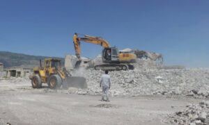 آليات تابعة لوزارة الطوارئ وإدارة الكوارث تقوم بإزالة الأنقاض  في محافظة حماة - 7 حزيران 2026 (وزارة الطوارئ وإدارة الكوارث)